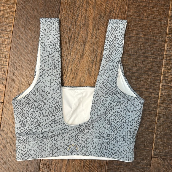 Varley Women’s Bundle of Leggings and Sports Bras Set of 4 - Picture 5 of 11